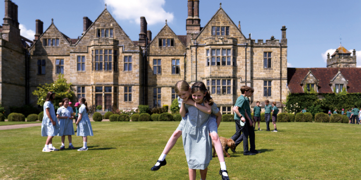 5 Somerhill grounds piggyback 00214